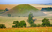 Silbury Hill ist die größte von Menschenhand geschaffene prähistorische Struktur in Europa, in der Nähe von Avebury, Wiltshire, England