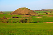 Die neolithische Stätte Silbury Hill in Wiltshire, England, Großbritannien, ist die größte von Menschenhand geschaffene prähistorische Struktur in Europa
