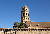 Glockenturm der Kathedrale gegen blauen Himmel, Baeza, Provinz Jaen, Andalusien, Spanien