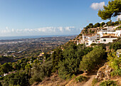 Blick nach Westen über die Küste der Costa del Sol, Mijas, Provinz Malaga, Andalusien, Spanien