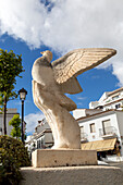 Kunstwerk, Skulptur einer Hand, die eine Friedenstaube hält, Mijas Pueblo, Provinz Malaga, Andalusien, Spanien