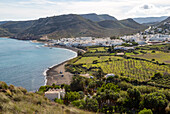 Blick auf die Küste und das Dorf Las Negras, Naturpark Cabo de Gata, Almeria, Spanien