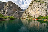 Der Fluss Cetina und die Cetina Schlucht bei Omis, Kroatien, Europa 