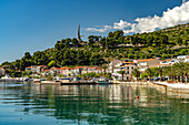 Die Uferpromenade Riva und das Denkmal Möwenflügel in Podgora, Kroatien, Europa