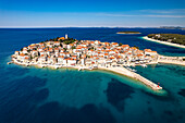 Die Halbinsel mit der Altstadt von Primosten aus der Luft gesehen, Kroatien, Europa