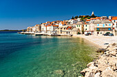 Strand und die Altstadt von Primosten, Kroatien, Europa 