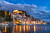 Stadtansicht Sibenik in der Abenddämmerung, Kroatien, Europa
