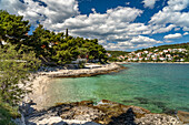 Der Bocici Strand in Okrug Gornji, Insel Ciovo bei Trogir, Kroatien, Europa 