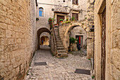Enge Gasse in der Altstadt von Trogir, Kroatien, Europa