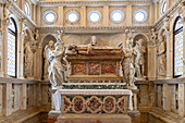 Kapelle des hl. Johannes im Innenraum der Kathedrale des heiligen Laurentius in Trogir, Kroatien, Europa 
