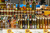 Liköre, Schnaps, Honig und Olivenöl auf dem Markt von Trogir, Kroatien, Europa 