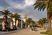 Kirche & Kloster des Hl. Dominik an der Riva Promenade in Trogir, Kroatien, Europa 