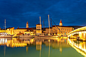 Kreuzfahrtschiffe vor der Altstadt von Trogir in der Abenddämmerung, Kroatien, Europa 