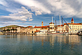 Segelboot vor der Stadtansicht der Altstadt von Trogir, Kroatien, Europa 