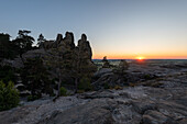 Sonnenaufgang am Hamburger Wappen am Wanderweg Löbbeckestieg im Harz, Kammweg führt über die Teufelsmauer, Timmenrode, Sachsen-Anhalt, Deutschland