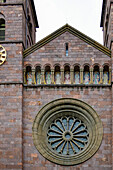 Fassade der Herz Jesu Kirche mit sechzehnteiliger Rosette und einem Mosaik in der Fassadengalerie, dass die Neun Chöre der Engel darstellt. Bozen, Südtirol, Trentino, Italien, Europa
