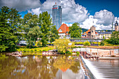 Saalewehr in Jena im Paradies mit dem Jentower und der Stadtkirche im Hintergrund, Jena, Thüringen, Deutschland