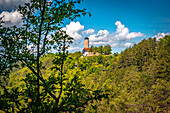 Blick auf den Fuchsturm auf dem Hausberg in Jena im Sommer bei blauem Himmel und weißen Quellwolken, Jena, Thüringen, Deutschland