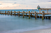 Alte Seebrücke und neue Seebrücke mit Tauchglocke, Zingst, Darß, Fischland, Ostsee, Mecklenburg-Vorpommern, Deutschland, Europa