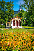 Der römische Pavillon (Teehäuschen) im Drackendorfer Goethepark mit der Auferstehungskirche im Hintergrund im Sommer, Jena, Thüringen, Deutschland