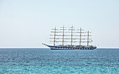 Segelschiff, Fünfmaster im Meer an der Cote d'Azur in Frankreich