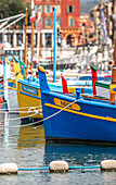 Bunte Boote im Hafen von Nizza, Port Lympia, in Frankreich