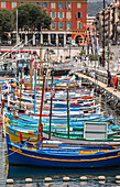 Bunte Boote im Hafen von Nizza, Port Lympia, in Frankreich