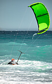 Kitesurfer an der Cote d'Azur in Nizza, Frankreich