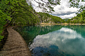 Weg auf Holzstegen im Nationalpark Plitvicer Seen, Kroatien, Europa