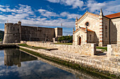 Die Kirche St. Blaise und die Festung Veliki Kastio in Ston, Kroatien, Europa