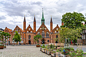 Geibelplatz und Heiligen-Geist-Hospital in der Hansestadt Lübeck, Schleswig-Holstein, Deutschland 