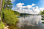 Der Große Plöner See, Nikolaikirche und Schloss Plön in Plön, Schleswig-Holstein, Deutschland 