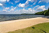 Strand der Prinzeninsel im Großen Plöner See bei Plön, Schleswig-Holstein, Deutschland 