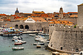 Hafen, Stadtmauer und Altstadt von Dubrovnik, Kroatien, Europa