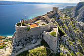 Die Festung Starigrad bei Omis aus der Luft gesehen, Kroatien, Europa