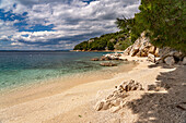 Der Strand Velika Plaza in Omis, Kroatien, Europa