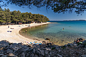 Der Strand Pilatusa in Pakostane, Kroatien, Europa