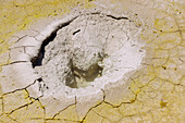 Fumarole und Verfärbungen auf dem Kratergrund des Stéfanos-Krater in der Caldera auf der Insel Nissyros (Nisyros, Nissiros, Nisiros) in Griechenland