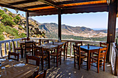 Balkon der Taverne To Balkóni tou Emboriou in Emborió mit Blick auf die Caldera auf der Insel Nissyros (Nisyros, Nissiros, Nisiros) in Griechenland