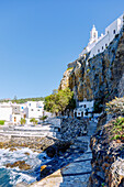 Kloster Panagía Spilianí und Taverne Oxos in Mandráki auf der Insel Nissyros (Nisyros, Nissiros, Nisiros) in Griechenland