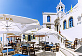 Dorfplatz mit Kieselsteinmosaiken, Café und Kirche der Himmelfahrt der Jungfrau Mariaim Bergdorf Nikiá auf der Insel Nissyros (Nisyros, Nissiros, Nisiros) in Griechenland