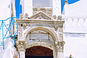 Portal der Kirche der Himmelfahrt der Jungfrau Maria im Bergdorf Nikiá auf der Insel Nissyros (Nisyros, Nissiros, Nisiros) in Griechenland