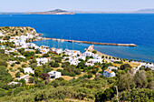 Hafen von Páli auf der Insel Nissyros (Nisyros, Nissiros, Nisiros) und Ausblick auf die Insel Gyali (Giali) mit Bimsabbau in Griechenland