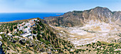 Aussicht von der Kirche Profitis Ilías auf das Bergdorf Nikiá und die Caldera auf der Insel Nissyros (Nisyros, Nissiros, Nisiros) in Griechenland