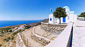Kirche Profitis Ilías mit Blick auf das Bergdorf Nikiá und das Meer auf der Insel Nissyros (Nisyros, Nissiros, Nisiros) in Griechenland