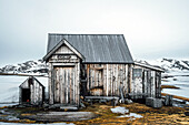 Hütte Camp Mansfield bei der alten Marmorgrube Ny London auf der Blomsterstrandoya im Kongsfjord, Spitzbergen, Svalbard, Arktis