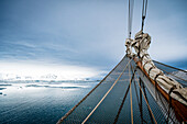  View from the top of the sailing ship Rembrabad van Rijn into the vastness of the North Polar Ocean, Spitsbergen, Svalbard, Norway, Arctic 