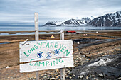 Blick auf ein Hinweisschild für den Campingplatz von Longyearbyen, Spitzbergen Svalbard, Norwegen, Arktis