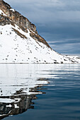 Schneebedeckter Berg mit Spiegelung im Raudfjorden, Spitzbergen, Svalbard, Norwegen, Arktis