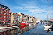 Blick auf die Häuser und Boote von Nyhavn, Kopenhagen, Dänemark